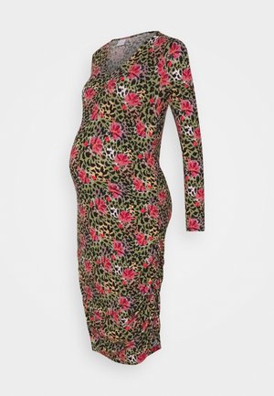 Sukienka ciążowa z długimi rękawami, dekoltem w kształcie V i marszczeniami po bokach. Posiada kwiatowy i panterkowy wzór w odcieniach różu, zieleni i ziemi.