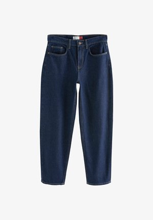 Jeans de mezclilla azul oscuro con corte recto, cinco bolsillos y cierre de botón. Las costuras son de un tono más claro en contraste.