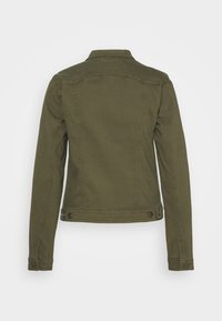 Olivgrüne Jeansjacke mit klassischem Design, ausgestattet mit einem Kragen, langen Ärmeln und Zwei-Knopf-Details an der Taille. Glatte Textur.