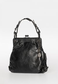 Borsa in pelle nera con una forma strutturata, manico intrecciato, chiusura con gancio in metallo e catena decorativa con dettaglio medaglione.