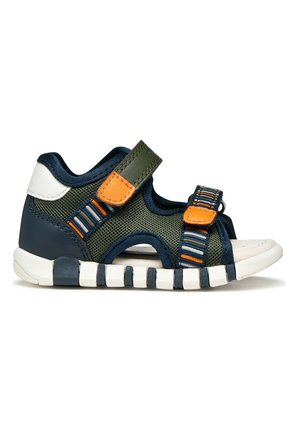 Sandalo sportivo aperto per bambini con rete blu navy e verde oliva, dettagli arancioni, cinturini regolabili e suola bianca segmentata.