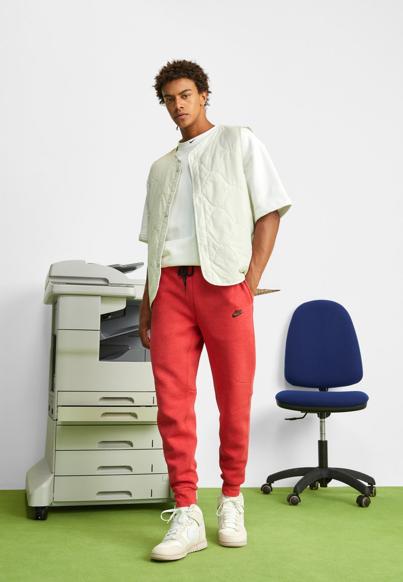 Nike Sportswear Pantalones deportivos red/black/rojo