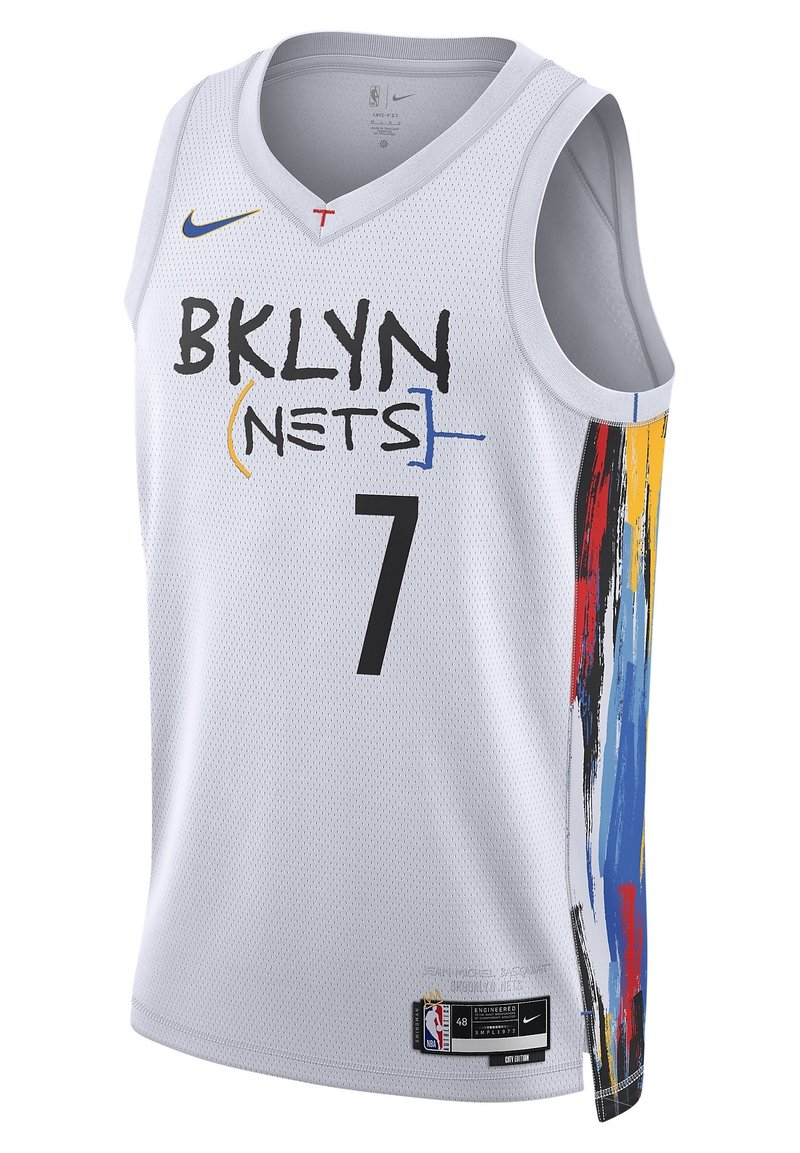 Maglia da basket bianca dei Brooklyn Nets con il numero 7, strisce laterali astratte nere e colorate, loghi di Nike e NBA.