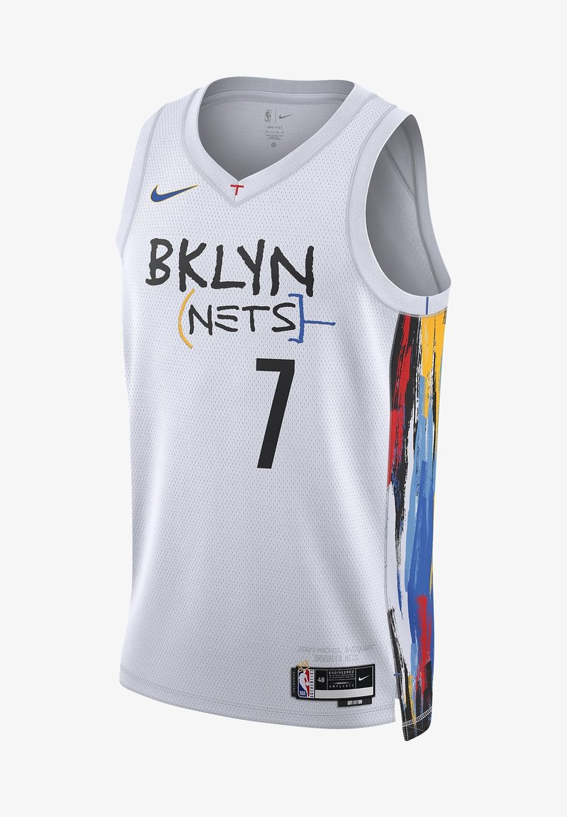 Maglia da basket bianca dei Brooklyn Nets con il numero 7, strisce laterali astratte nere e colorate, loghi di Nike e NBA.