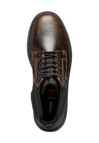 Zapato de senderismo de cuero marrón con acentos negros, material texturizado, punta redonda y diseño de cordones. Cuenta con un interior acolchado y una suela duradera.