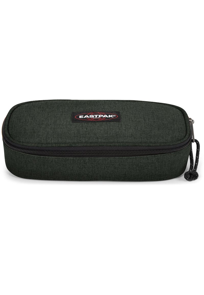 Astuccio per matite di colore verde, con forma rettangolare, chiusura a zip, superficie testurizzata e un piccolo patch con il marchio sulla parte anteriore.