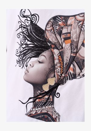 Wysłodzona tekstylia przedstawiająca profil kobiety z misternymi wzorami w jej turbanie, w czarno-złotych akcentach, na białym tle.