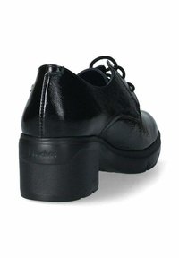 Scarpe in pelle sintetica nera con punta rotonda e tacco largo. Caratterizzate da un design con lacci e suola testurizzata. Marchio visibile sul tacco.