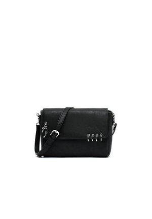 Sort rektangulær crossbody taske med justerbar rem og sølv metalringe på frontklappen, sat mod en ens hvid baggrund.