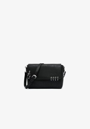 Sac bandoulière rectangulaire noir avec une sangle réglable et des anneaux métalliques argentés sur le rabat avant, sur un fond blanc uni.