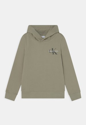 Khaki grøn hættetrøje med lange ærmer og frontlogo af Calvin Klein Jeans i mørkegrå og hvid på venstre bryst.