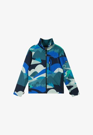 Langärmelige Jacke mit Reißverschluss und abstraktem blau-grünem Berg- und Waldmuster sowie kleiner Brusttasche auf weißem Hintergrund.