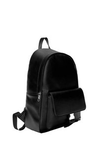 Zaino in pelle nera con tasca anteriore a pattina, chiusura con zip, manico superiore e spallacci regolabili.