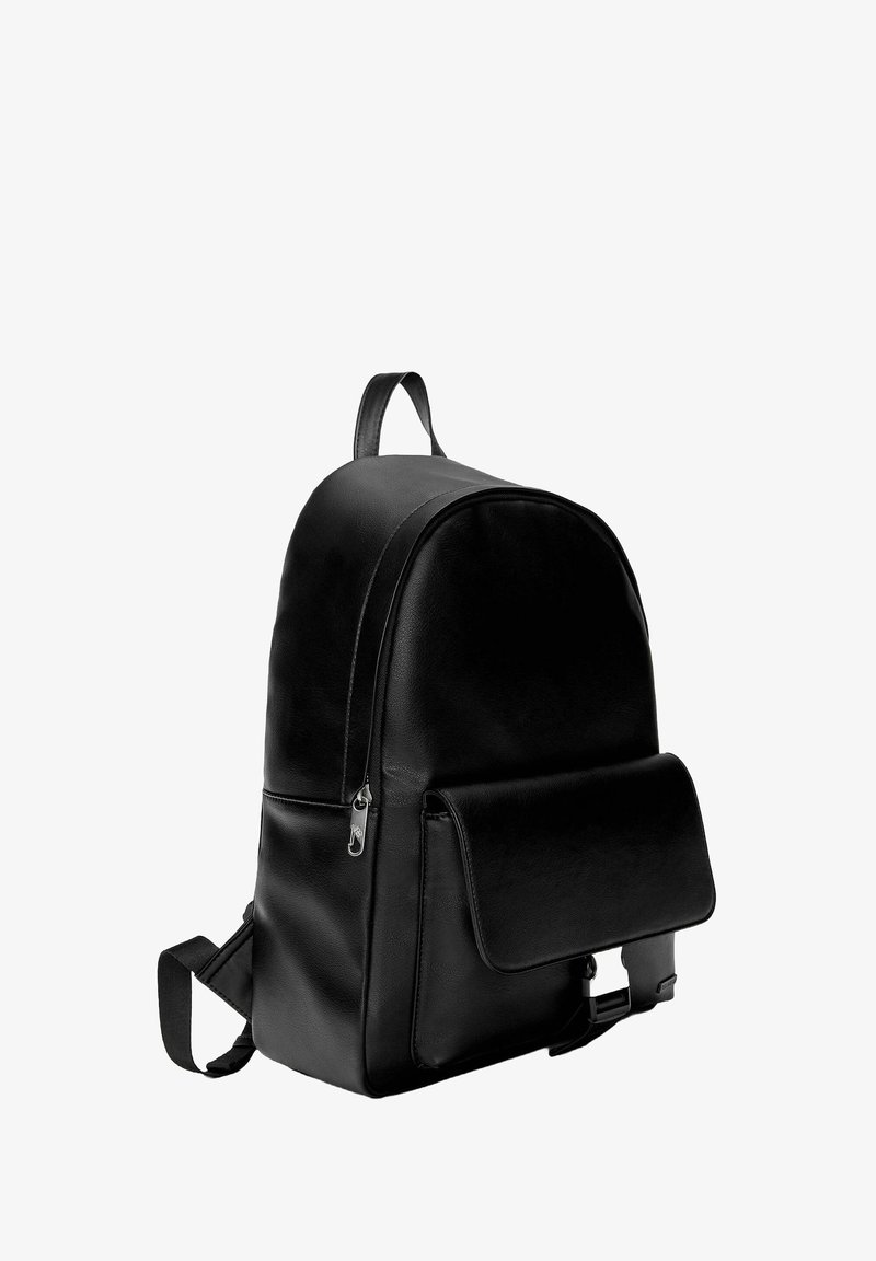 Fekete bőr hátizsák elülső hajtókás zsebbel, cipzáras záródással, felső fogantyúval és állítható vállpántokkal.