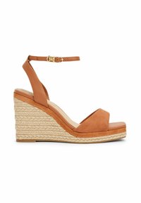 Sandale à talon compensé en daim marron avec un talon en jute tissé de style espadrille, bride de cheville ajustable et design ouvert. Texture et couleur naturelles.