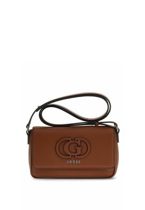 Sac à bandoulière Guess en cuir marron avec logo "G" embossé et sangle ajustable, forme rectangulaire, et fermeture à rabat.