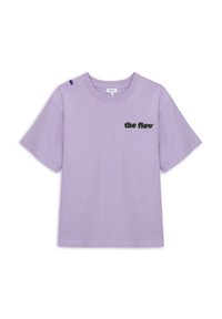 Lila katoen t-shirt, korte mouwen, ronde halslijn, met op de voorkant donkere groene tekst "the flow". Zachte textuur, ontspannen pasvorm.