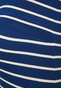 Tecido ribbed listrado azul e branco, com listras horizontais, apresentando uma textura suave e elasticidade média. Seção de cintura visível na parte superior.