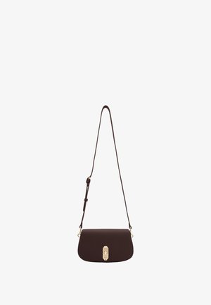 Braune Leder-Umhängetasche mit geschwungenem Design, goldener Hardware und einem verstellbaren Gurt. Verfügt über einen Klappenverschluss mit einem rechteckigen Verschluss.