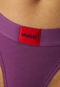 HUGO LABEL - Stringid - medium purple