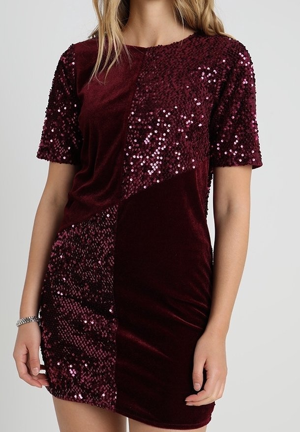 Robe bordeaux à manches courtes, présentant un mélange de panneaux en velours et en sequins, créant un design texturé et à motifs.
