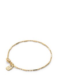 Pulsera delicada de cuentas de oro con cuentas redondas pequeñas y cuentas cilíndricas alargadas alternadas, y un pequeño charm rectangular cerca del cierre.