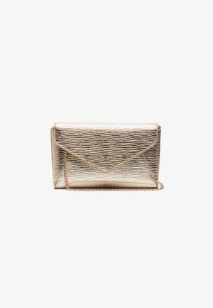 Zlatá metalická kabelka typu clutch s texturovaným povrchem, designem obálky a řetízkovým popruhem. Obsahuje šikmou klopu a štíhlý tvar.