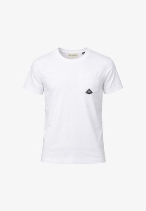 T-shirt bianca a maniche corte con scollo rotondo e taschino sul petto con una piccola toppa a forma di triangolo nero.