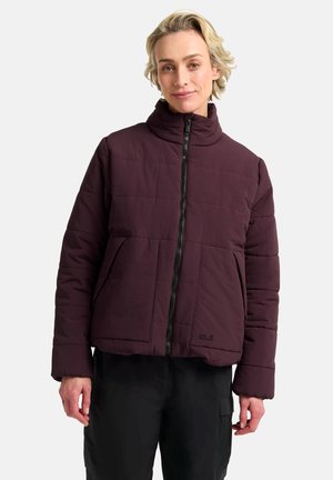Giacca imbottita di un rosso borgogna scuro con colletto alto, zip frontale, tasche grandi e design trapuntato. Texture liscia con marchio all'orlo.