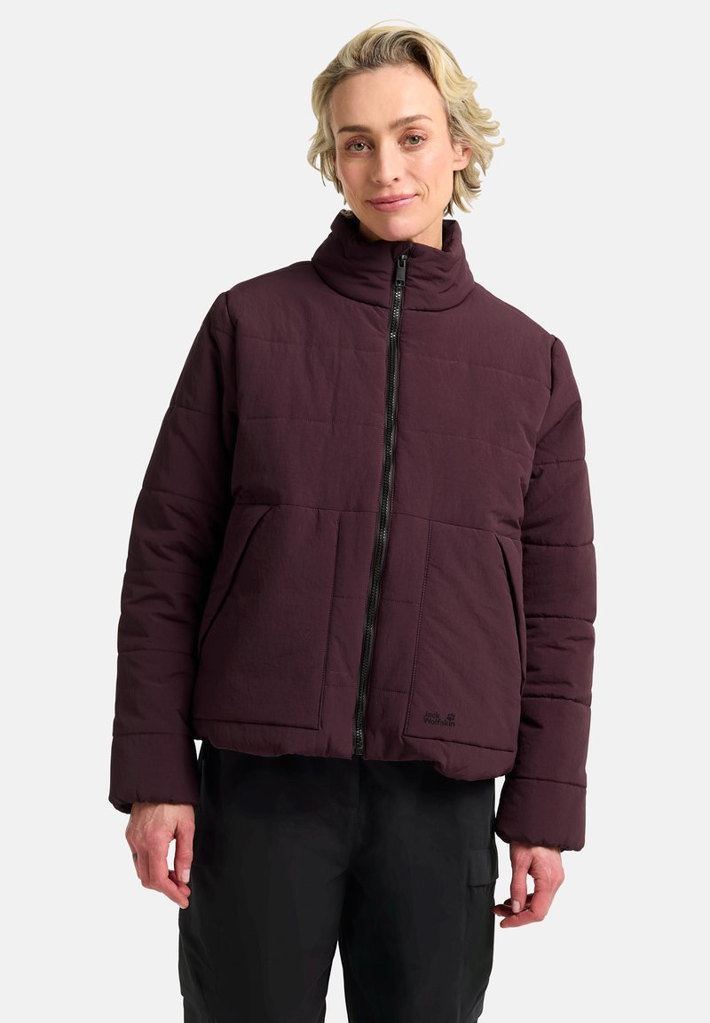 Donker bordeaux pufferjack met een hoge kraag, ritssluiting aan de voorkant, grote zakken en een quiltontwerp. Dikke, gladde textuur met branding aan de onderzoom.
