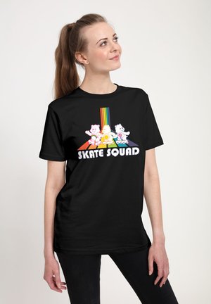 Sort bomulds T-shirt med et farverigt "SKATE SQUAD" grafisk design med tegneserie-bjørne og en regnbue. Korte ærmer, afslappet pasform.