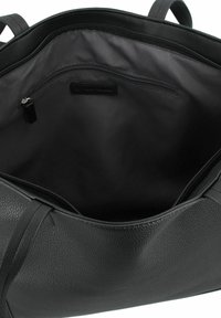 Schwarze Lederhandtasche mit strukturiertem Außendesign, geräumigem Innenraum und Reißverschlussfach. Glatte Innenauskleidung und robuste Griffe für den Transport.