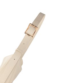 Borsa a cintura in pelle beige con una fibbia quadrata in tonalità oro, una texture liscia e dettagli di cucitura lungo i bordi.