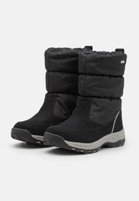 Bottes d'hiver noires isolées avec un haut rembourré, tissu texturé, bout arrondi et semelle en caoutchouc pour une meilleure adhérence.