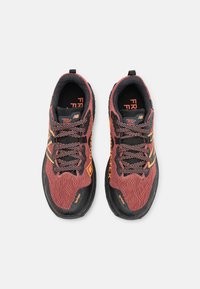 New Balance FRESH FOAM X HIERRO V8 GTX - Chaussures de running - tamarind