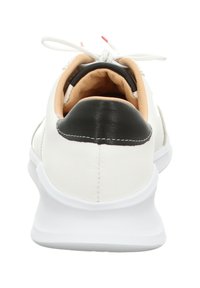 Weißer Sportschuh mit schwarzem Lederakzent an der Ferse, glattes Material, gepolsterter Innenraum und Schnürdesign. Mit weißer Gummisohle.
