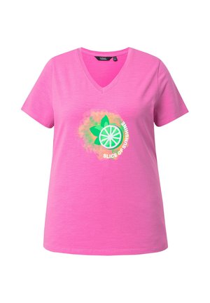 Felroze V-hals T-shirt met afbeelding van een groene citrus schijf en bladeren, tekst "Slice of Sunshine" op de voorkant.