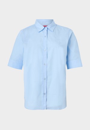 Cămașă albastru deschis cu mâneci scurte, nasturi și guler ascuțit, cu logo subtil în relief pe pieptul stâng.