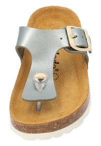 Sandalo infradito grigio in pelle con una fibbia metallica, soletta in sughero e suola bianca resistente. Presenta una punta arrotondata e una texture liscia.