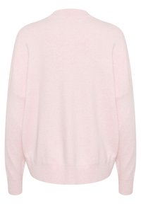 Gaiši rozā džemperis ar brīvu piegriezumu, apaļu kakla izgriezumu un garām piedurknēm. Audums šķiet mīksts ar maigu tekstūru un nav redzamu rakstu.