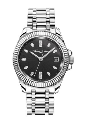 Silberne Metallarmbanduhr mit schwarzem Zifferblatt, diamantförmigen Stundenmarkierungen, Datumsfenster bei 3 Uhr und Thomas Sabo-Schriftzug auf dem Zifferblatt.