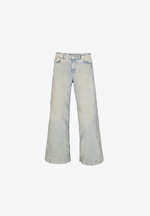 Jeans de mezclilla anchos de color azul claro con cintura alta, que cuentan con cinco bolsillos y un sutil desgastado, terminados con un dobladillo limpio.