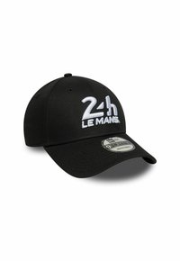 Schwarze Mütze mit gebogenem Schirm, verziert mit weißem gesticktem Text "24h LE MANS". Hergestellt aus strapazierfähigem Stoff, enthält sie ein Größenanpassungslabel.