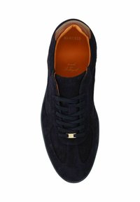 Marineblauwe suède sneaker met vetersluiting, bruine leren accenten op de hiel, gestructureerde panelen en gouden blinddruk op de tong.