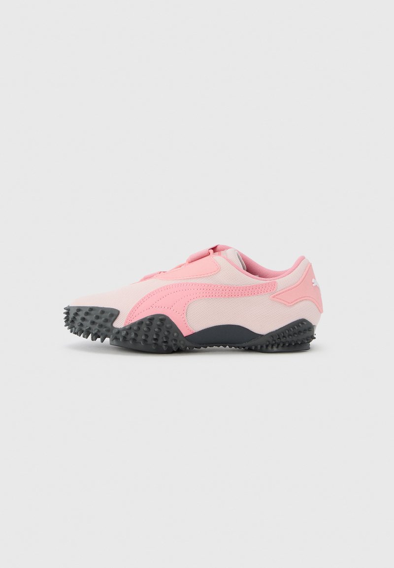 Roze sportschoenen met een glad bovenwerk van mesh, een donkergrijze rubberen zool en getextureerde spikes voor grip. Heeft een eenvoudig ontwerp zonder veters.