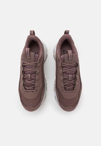 Paire de baskets marron à lacets avec des détails en mesh et cuir, vue de dessus sur fond blanc.
