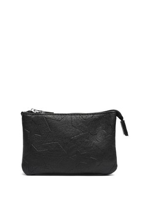 Čierne kožené puzdro so zipsom, zdobené reliéfnymi hviezdičkovými vzormi a malou sťahovacou pútkom na zips, na bielom pozadí.