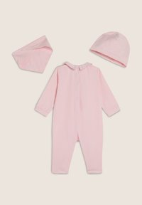 Romper per neonati in cotone rosa con maniche lunghe, colletto e bottoni a pressione. Include un cappellino e un bavaglino coordinati, entrambi in tessuto morbido.
