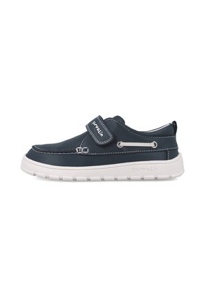 Zapato infantil azul marino con una correa de velcro, suela de goma y costuras blancas. Presenta detalles de ojetes y el logotipo característico en la correa.