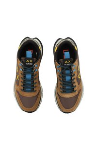 Sneaker in suede e rete marrone con lacci e dettagli blu, dotate di punta rotonda e suola ammortizzata. Logo visibile sulla linguetta.